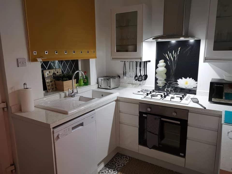Casa de férias Corner House, Sleeps 8 In 4 Bedrooms, Near Train Station, Great Value! *