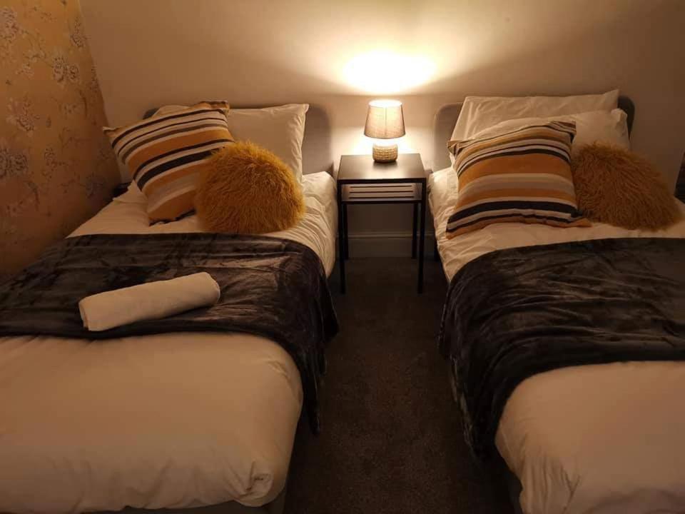 Casa de férias Corner House, Sleeps 8 In 4 Bedrooms, Near Train Station, Great Value! *