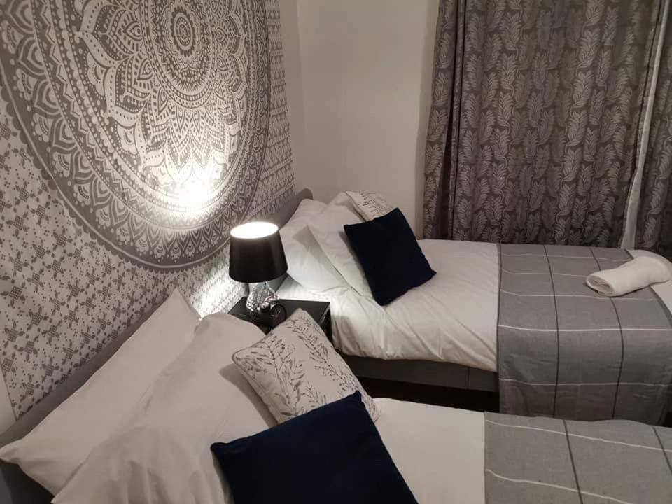 Casa de férias Corner House, Sleeps 8 In 4 Bedrooms, Near Train Station, Great Value! *