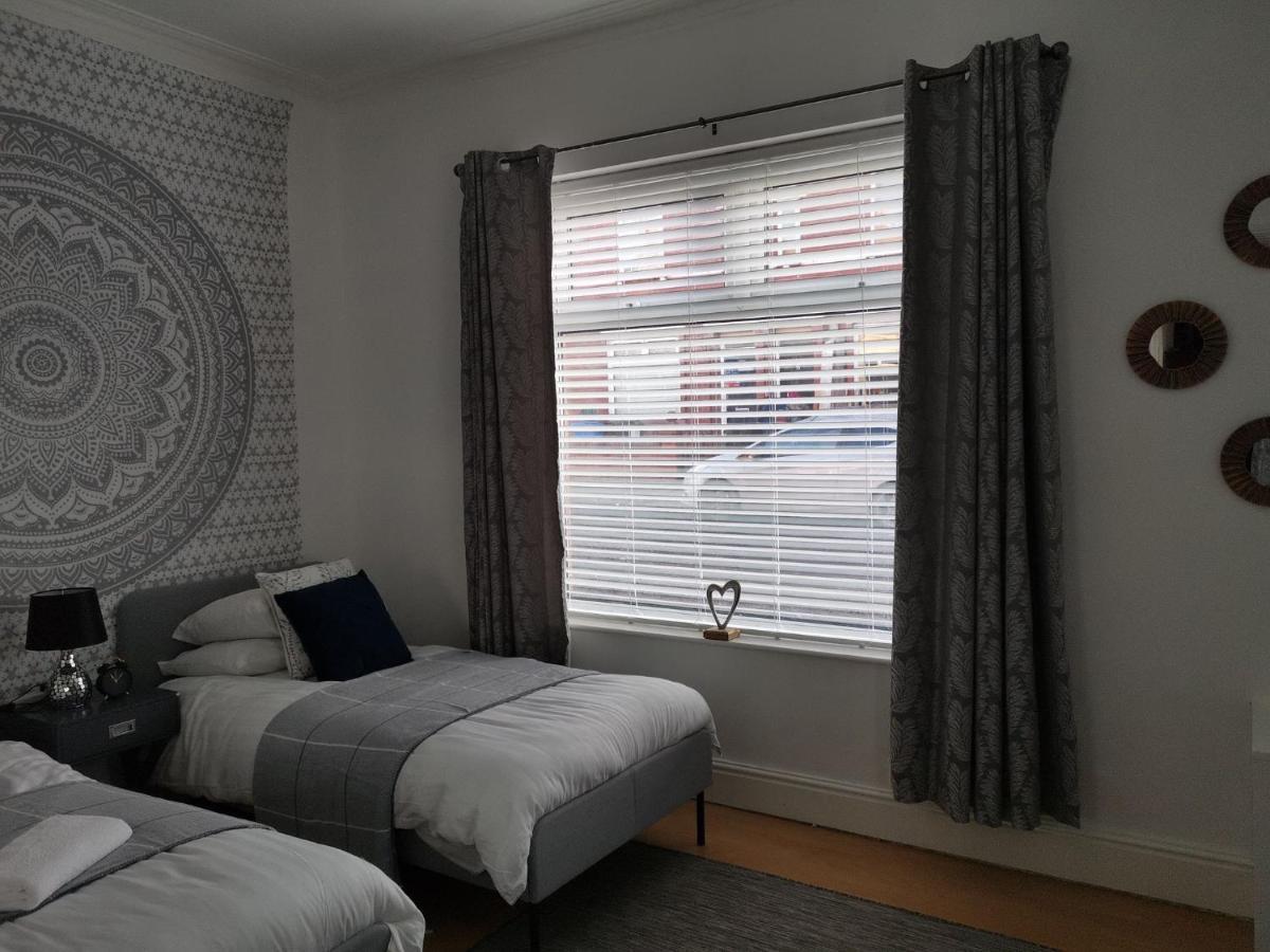 Casa de férias Corner House, Sleeps 8 In 4 Bedrooms, Near Train Station, Great Value! *